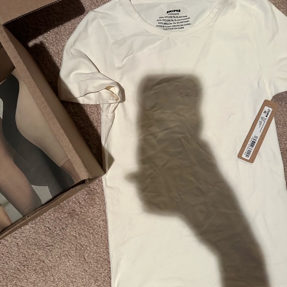 Skims Soft Seamless Tee in marble - Picture 3 of 3